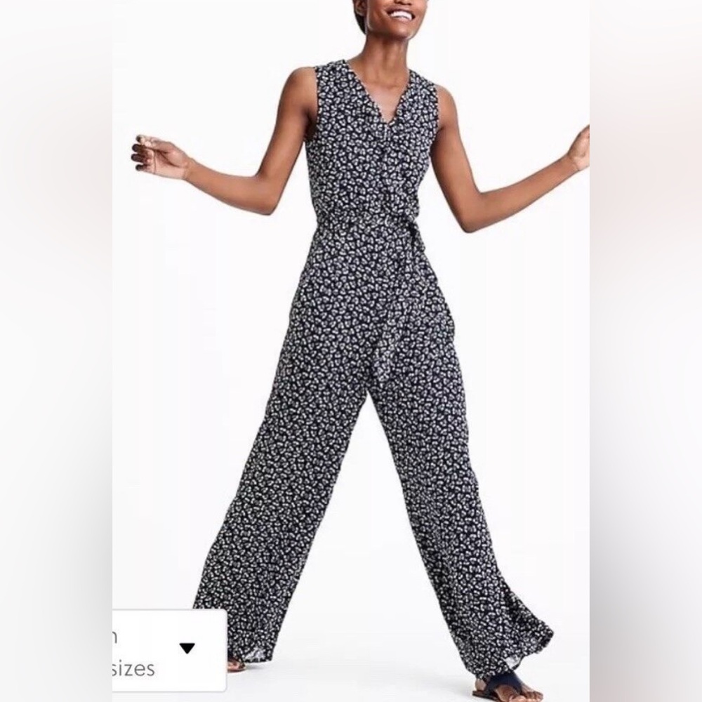 LOFT Outlet Floral Jumpsuit Size 8 Ruffle V-Neck Navy White Effortlessly chic✨ - Picture 2 of 16